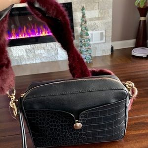 Blk camera bag with purple fur type strap handle